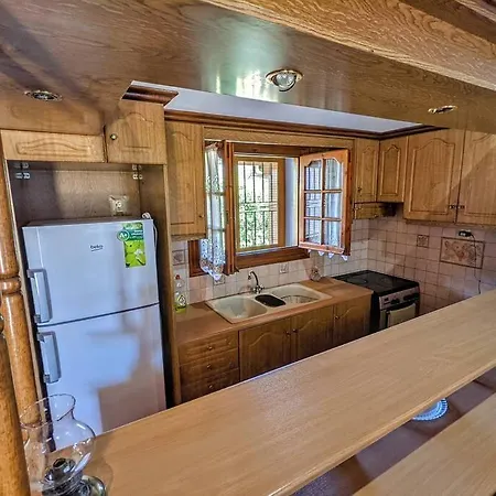 Lovely Lontza, A Cozy 2-bedroom House. Ferienhaus *