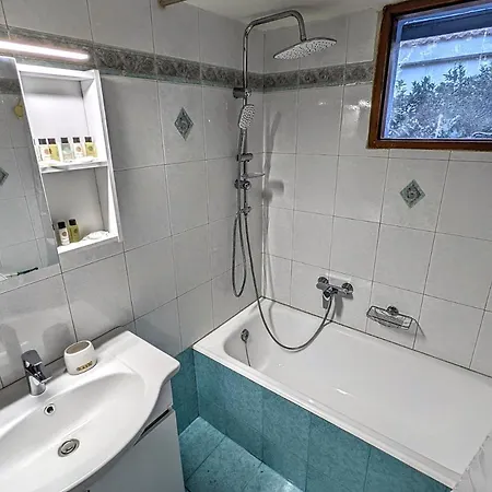 Ferienhaus Lovely Lontza, A Cozy 2-bedroom House.