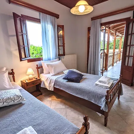 Lovely Lontza, A Cozy 2-bedroom House. Ferienhaus Lixouri
