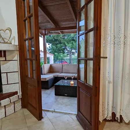 Lovely Lontza, A Cozy 2-bedroom House. Ferienhaus Lixouri
