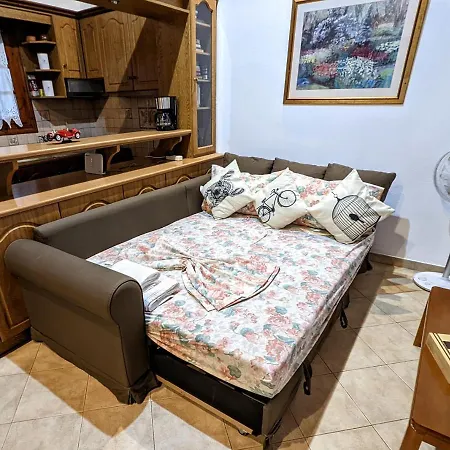 Lovely Lontza, A Cozy 2-bedroom House. Ferienhaus