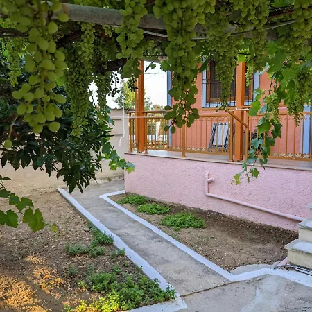 Lovely Lontza, A Cozy 2-bedroom House. Ferienhaus *
